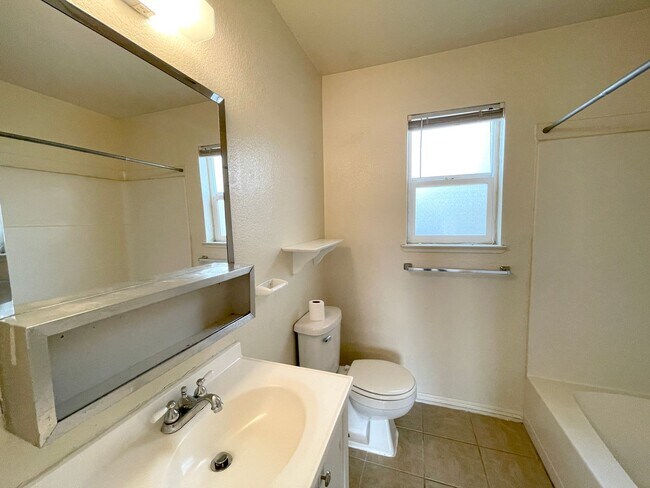 Foto del edificio - 1 Bedroom, 1 Bath 2-story Townhome