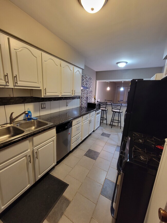 Foto del edificio - 7528 Oakdale Ave