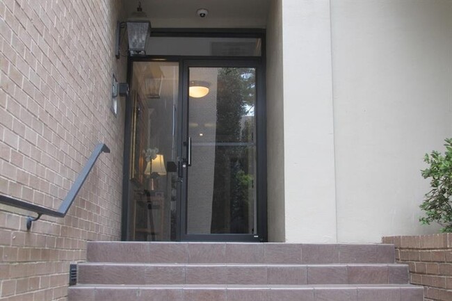 Building Photo - 2734 Peachtree Rd NW