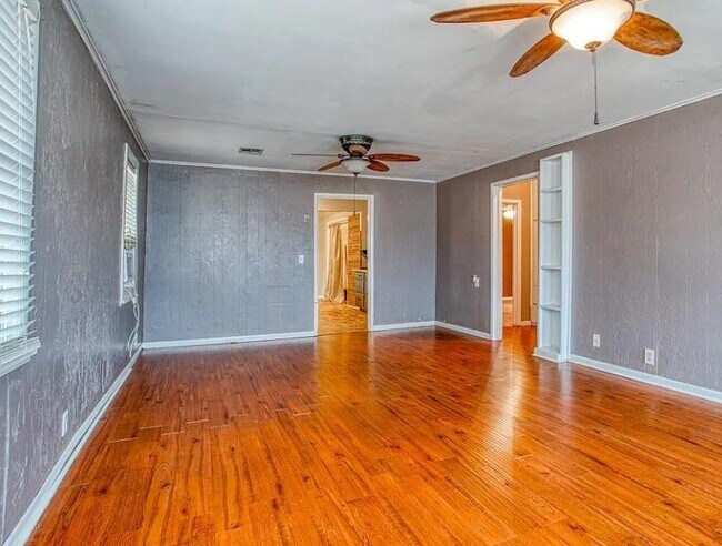 Foto del edificio - 813 N Burford Ave