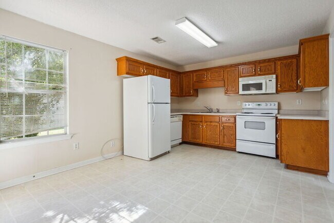 Building Photo - Cozy townhome with attached garage