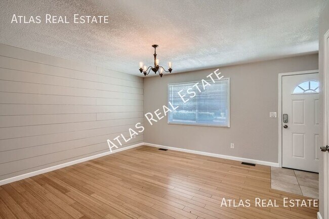 Building Photo - 4 bedroom home on a quiet cul-de-sac in ce...