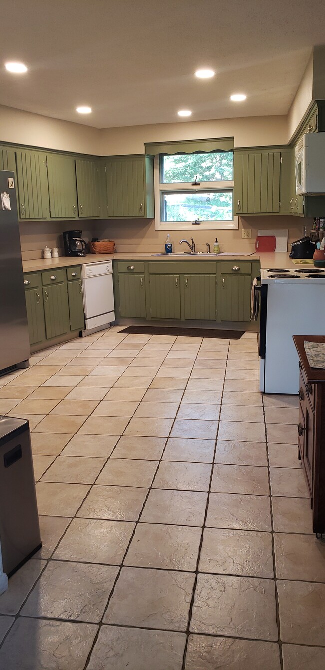 Building Photo - 94 Range End Manor