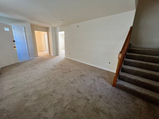 Building Photo - Cozy 4 BR/2.5 BA Single-Family Home in Col...