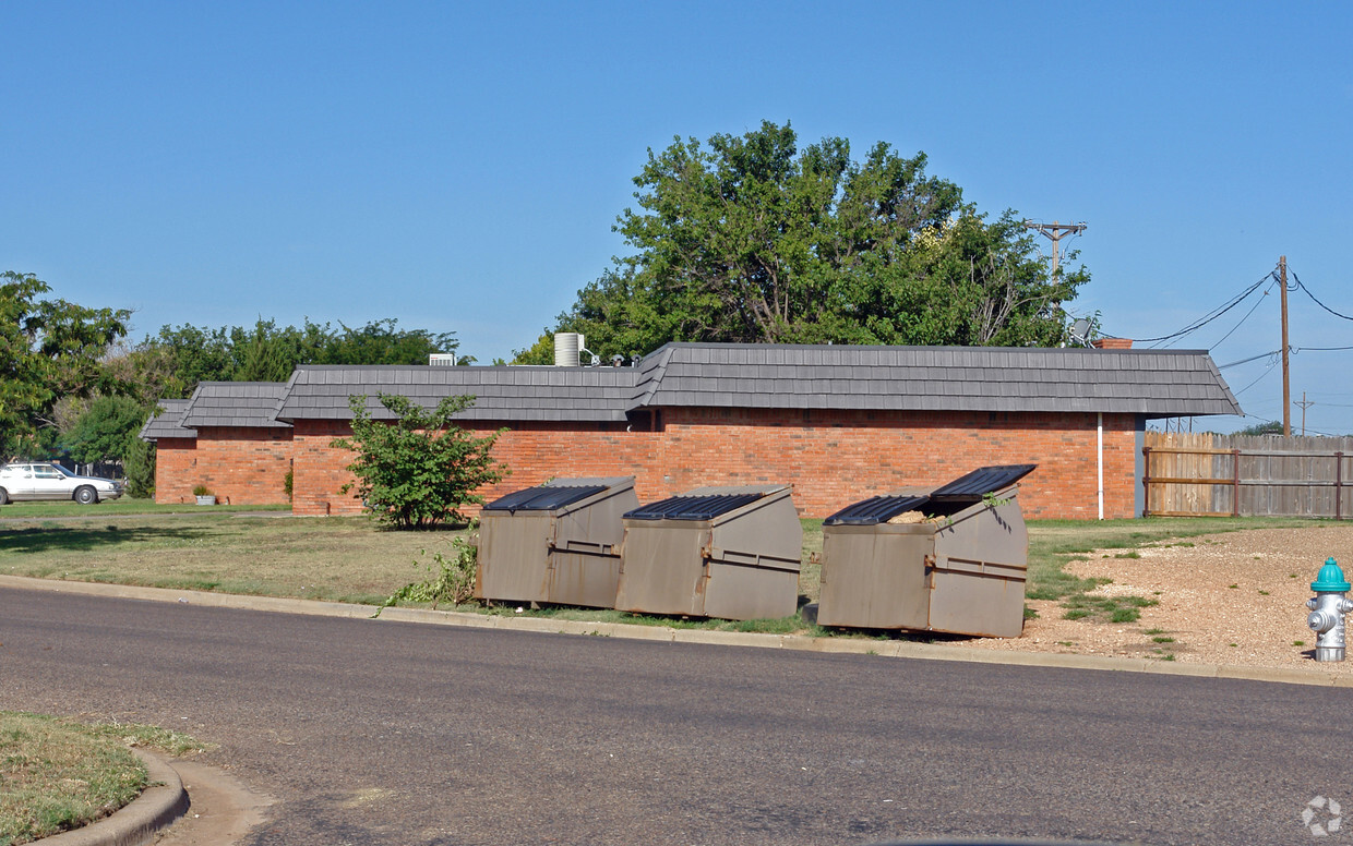 Building Photo - 2800 Edgemere Dr