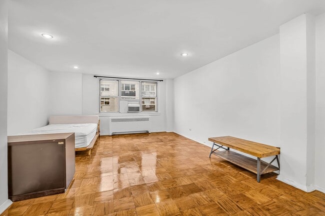 Building Photo - 240 E 35th St