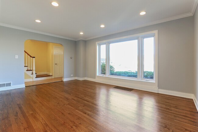 Building Photo - 5925 W Touhy Ave