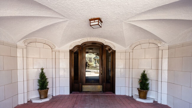 Building Photo - 227 N Grove Ave