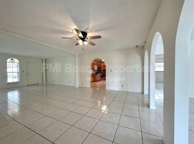 Building Photo - 1292 Essex Dr