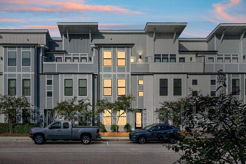 Primary Photo - 4565 Mixson Ave