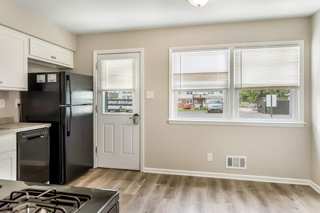 Foto del edificio - 240 W Newhall Ave