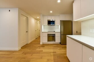 Building Photo - 590 Av Outremont
