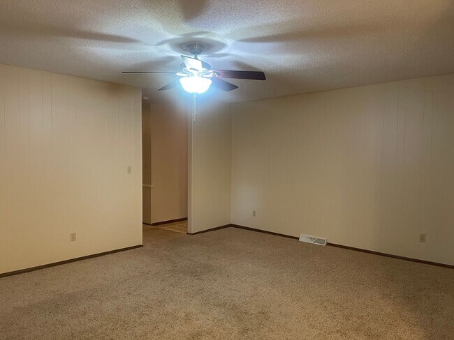 Building Photo - RARELY AVAILABLE 3 BED, 2 BATH, 2 CAR GARA...