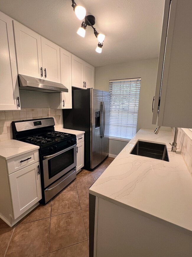 Kitchen - 10623 Golden Quail Dr