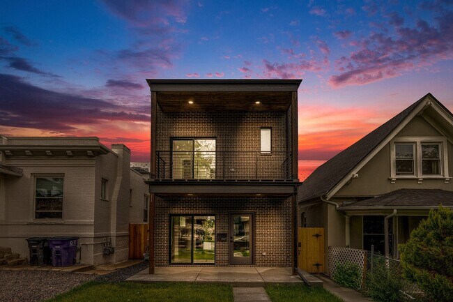 Foto del edificio - Front Duplex in Denver's Jefferson Park Neighborhood!