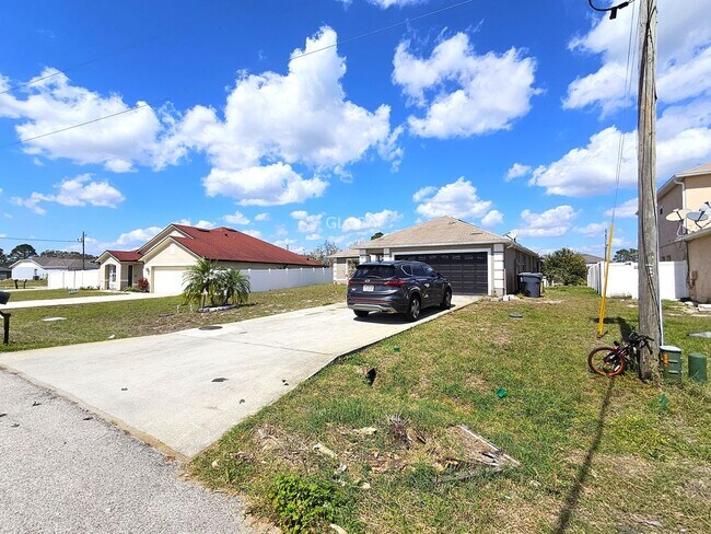 Foto del edificio - Spacious 4-Bedroom Home with Pool - July 10th move in date