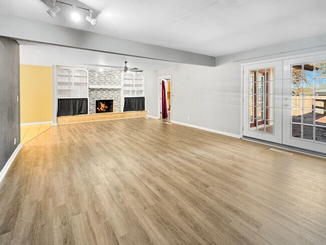 Foto del edificio - Spacious 3 Bed/3 Bath Midtown Home with Oversized Garage, Large Deck, and Storage Shed