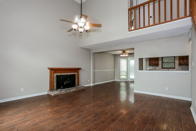 Foto del edificio - 511 Rosewood Ln