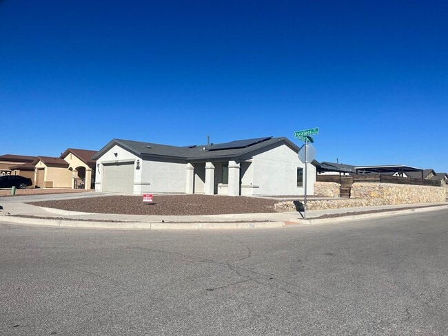 Building Photo - 14233 Escalera Dr