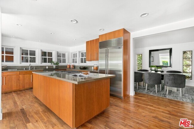 Foto del edificio - 9625 Oak Pass Rd