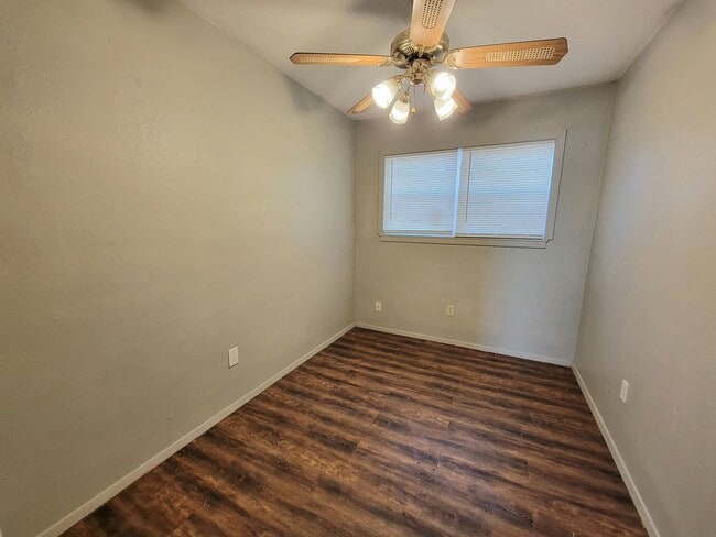 Building Photo - 3 Bedroom 1 Bath