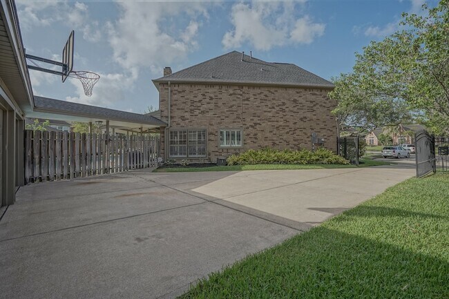 Foto del edificio - 2108 Lakeway Dr
