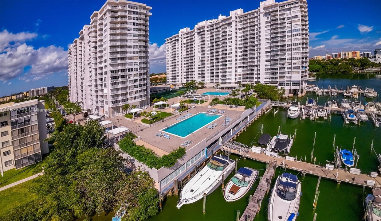 Foto principal - 18011 Biscayne Blvd