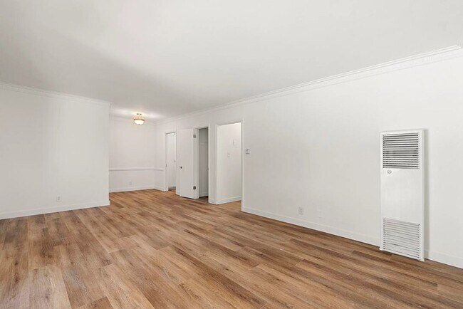 Foto del edificio - 349 N Palm Dr
