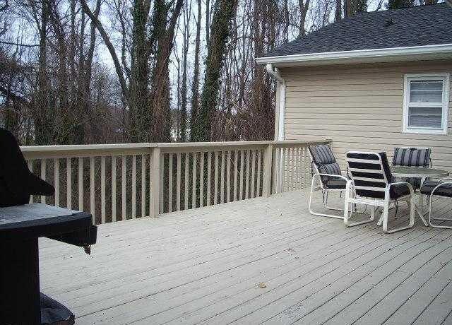 Building Photo - 708 Quaker Ln