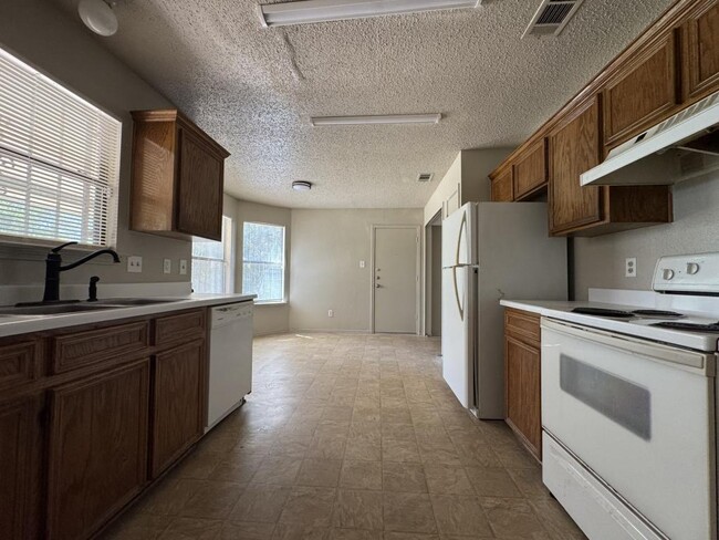 Building Photo - 2902 Bluejay Dr