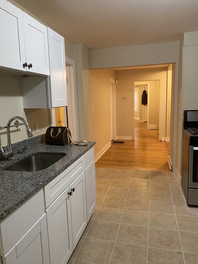 Building Photo - 49 Roel St
