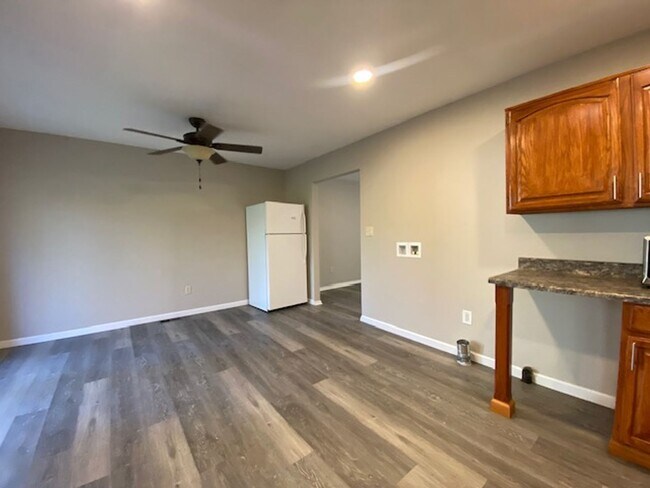 Foto del edificio - Welcome to this charming 2-bedroom, 1-bathroom ranch style home located in Springfield, OH+