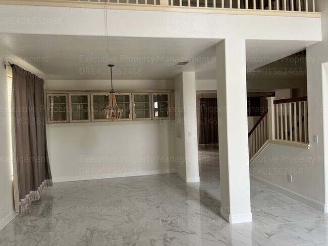 Foto del edificio - Stunning 4-bedroom, 3 bathroom home located in the westside of Bakersfield this spacious house of...