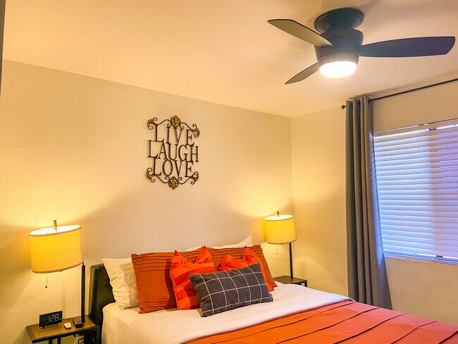 Furnished Bedroom - 1215 E LEMON St