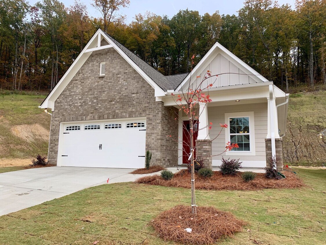Foto principal - Spacious 3 Bedroom Home with 2 Car Garage!