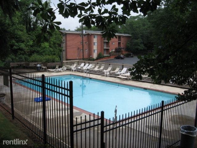 Building Photo - 250 Little St