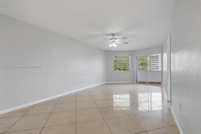 Building Photo - 1671 NE Miami Gardens Dr