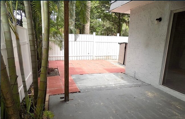 Building Photo - Two Bed, 1.5 bath Townhouse in the heart o...