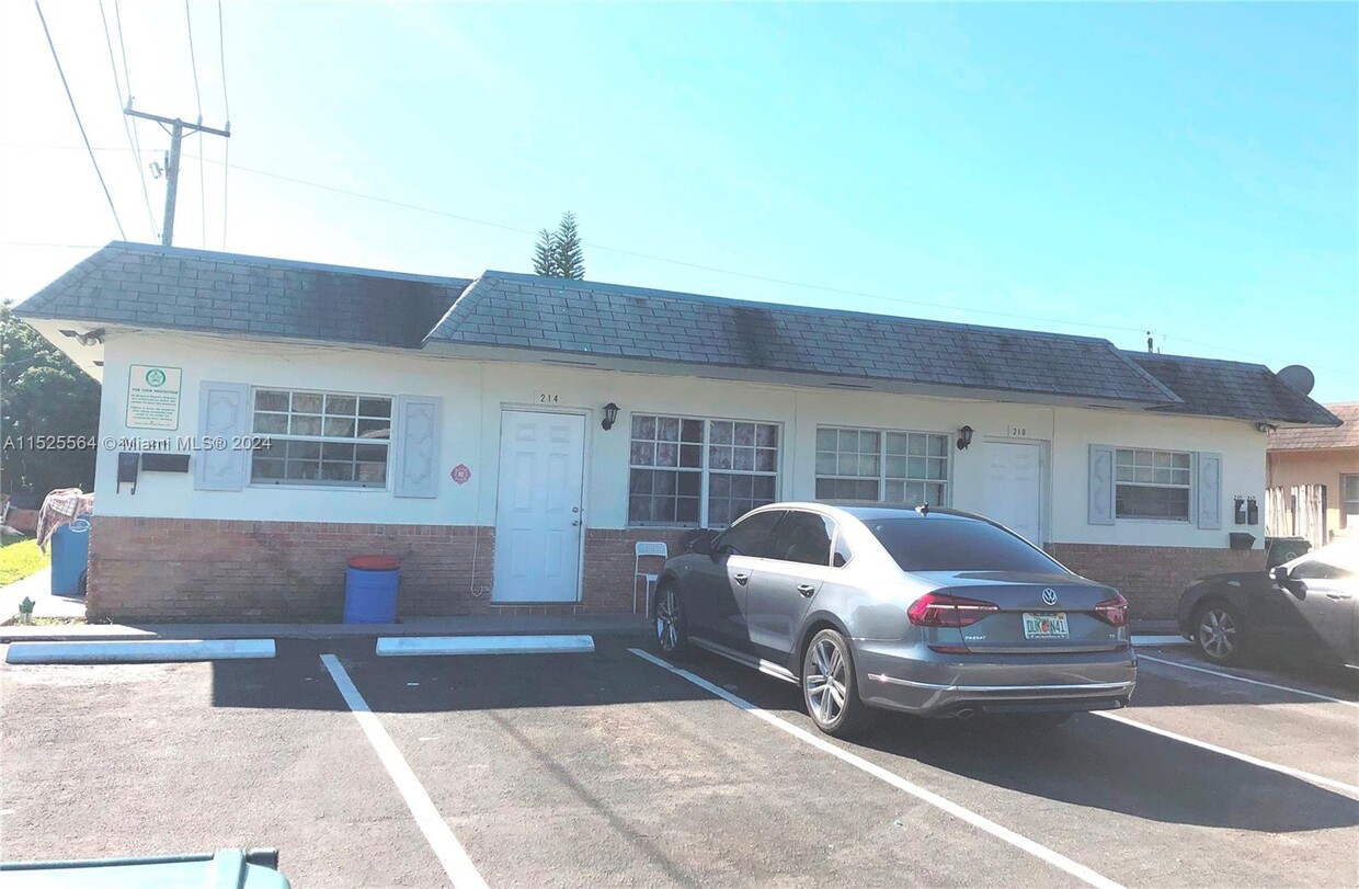 Primary Photo - 210 NE 41st St