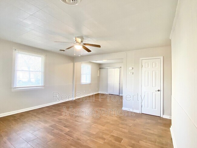 Building Photo - 323 Roane Dr