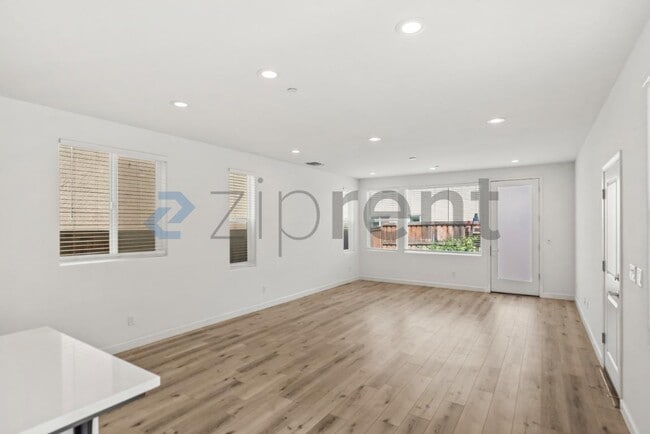 Building Photo - Unit