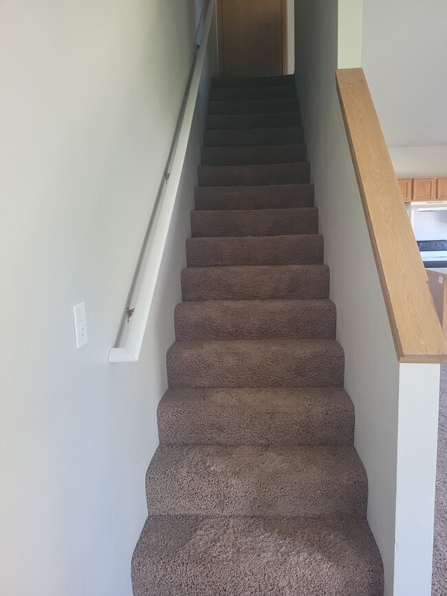 Escaleras al segundo piso - 1415 E Maple St