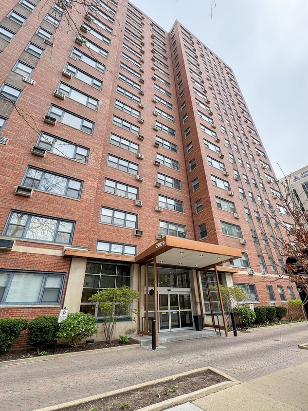 Foto principal - 2909 N Sheridan Rd