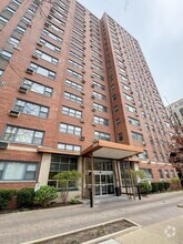 Building Photo - 2909 N Sheridan Rd