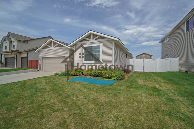 Building Photo - 3 Bedroom 2 Bathroom Home with Attached 2 ...