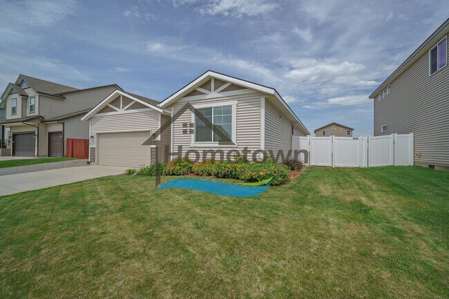 Foto del edificio - 3 Bedroom 2 Bathroom Home with Attached 2 ...