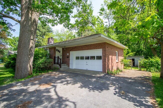 Foto del edificio - ±1,150 SF 3 BR Ranch in South Colonie Scho...