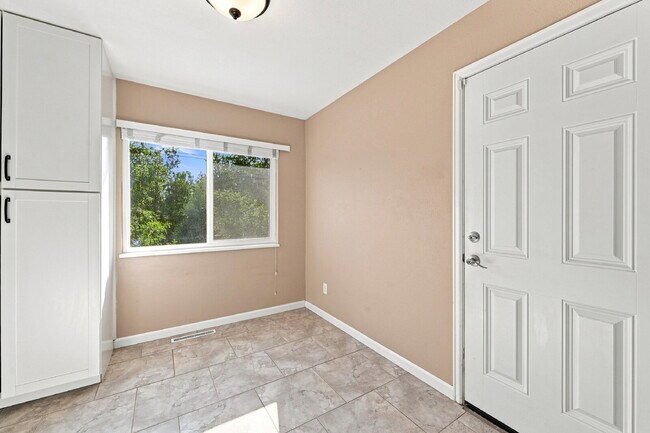 Foto del edificio - $2,095.95, 5-bed, 2.5-bathroom located in Colorado Springs with a fenced backyard.