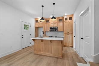 Building Photo - 576 S Willow Ave