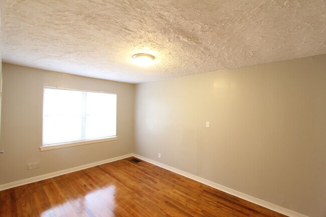 Building Photo - New On the Market - South Eastlake - Newly...